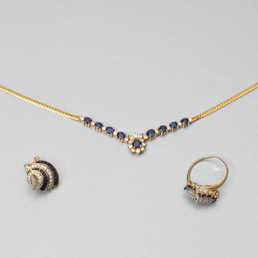 Sapphire and diamond necklace and ring - Necklace comprising a flat chain in yellow 18-carat gold,