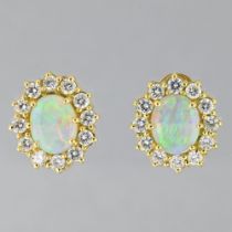Pair of ear clips opal In yellow 18-carat gold, set with a beautiful opal measuring 10 mm by 7.5