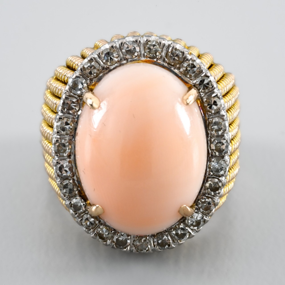 WORK CIRCA: 1950-1960 Cocktail ring set with a coral cabochon In yellow 18-carat gold, set with an