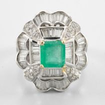 Skirt ring In white 18-carat gold, set with an emerald of approximately 1.65 carats measuring 7.6 x