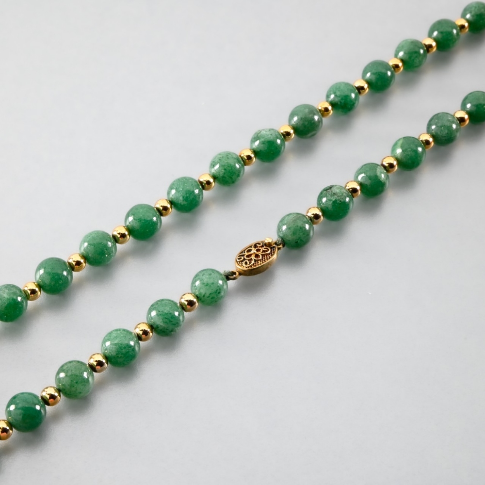 Green pearl necklace. Probably made of amazonite. This necklace consists of pearls with a diameter