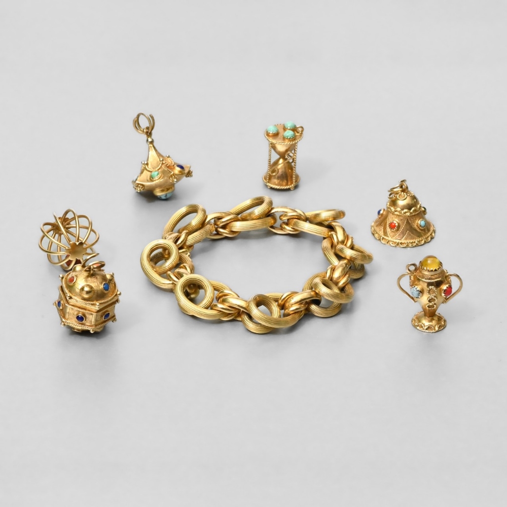 Bracelet and six pendants - A bracelet in yellow 18-carat gold with swirling and worked links.