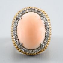 WORK CIRCA 1950-1960 Cocktail ring set with a coral cabochon In yellow 18-carat gold, set with an