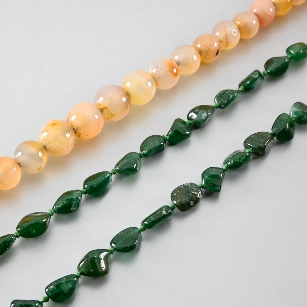 Two necklaces of agate and aventurine - A necklace of sixty-two agate pearls in drops, ranging in - Bild 3 aus 3