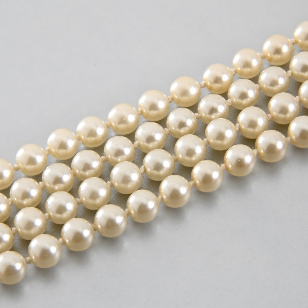 White pearl necklace. All in white pearls of 8 mm diameter, strung without clasp. L: 120 cm