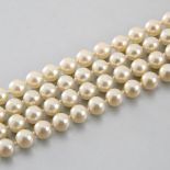 White pearl necklace. All in white pearls of 8 mm diameter, strung without clasp. L: 120 cm