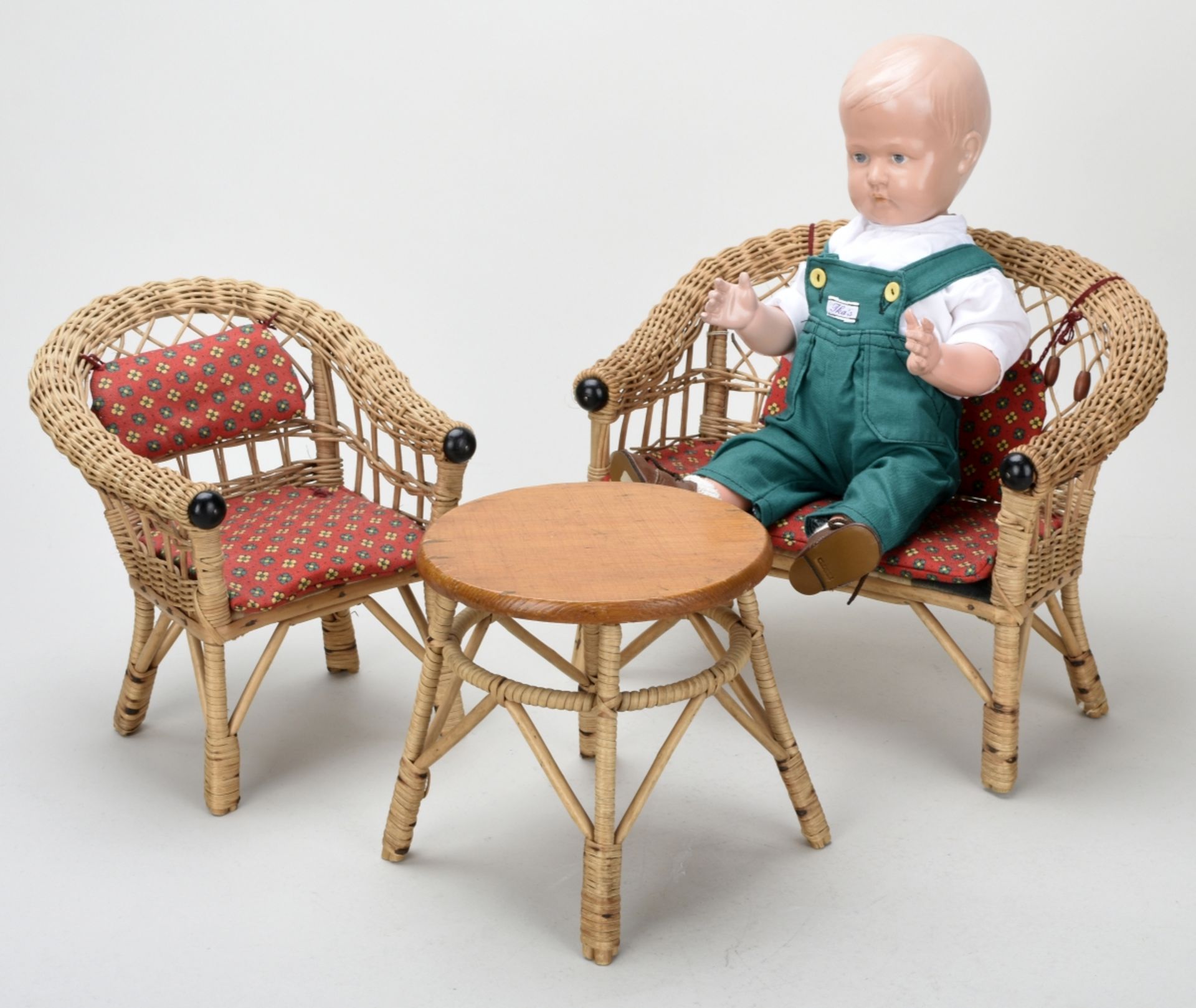 Puppenmöbel und Puppe - Bild 2 aus 4