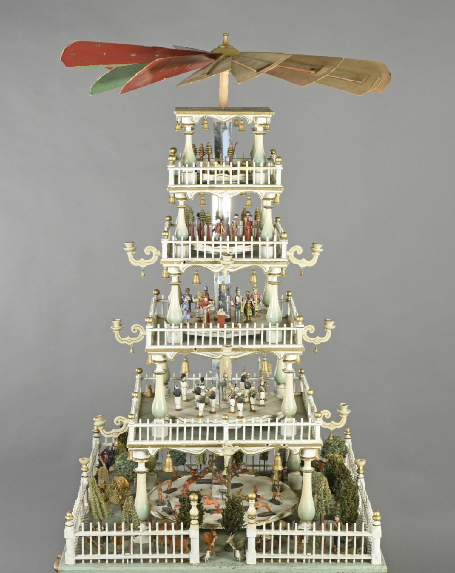 Große Uralt-Pyramide mit K. Müller-Figuren - Image 4 of 17