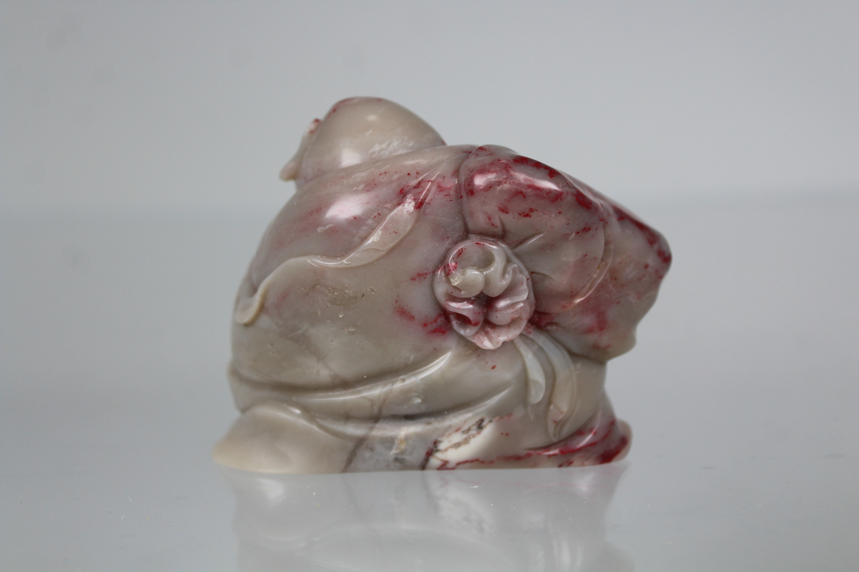 Chinese Carved 'Chicken Blood' Stone Figure - Bild 3 aus 6