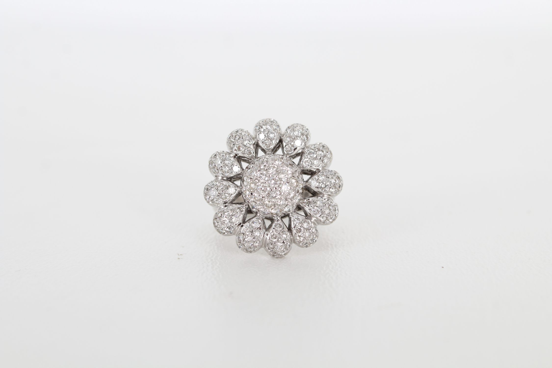 18K White Gold & Diamond Flower Ring - Bild 5 aus 5