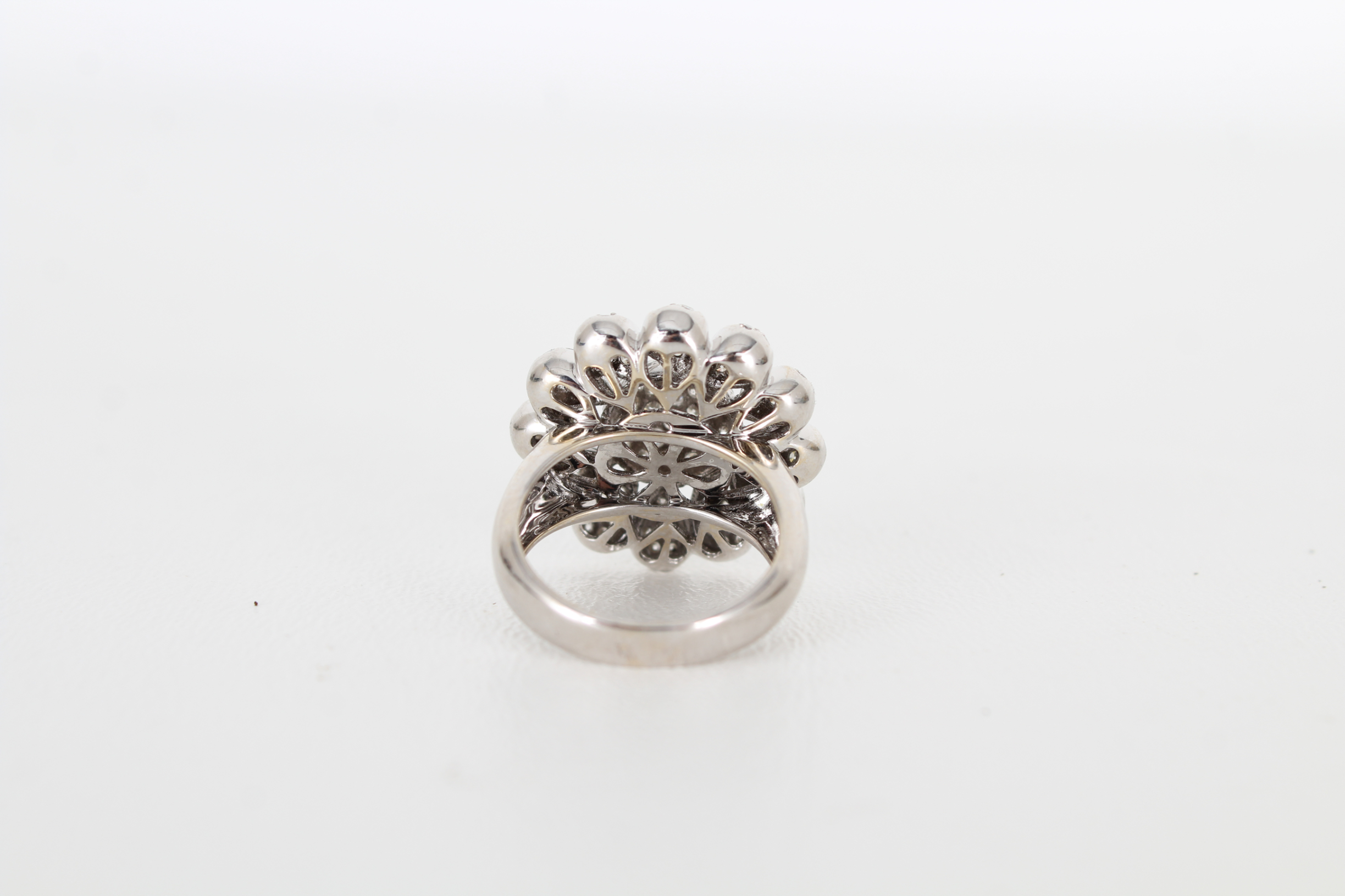 18K White Gold & Diamond Flower Ring - Bild 4 aus 5