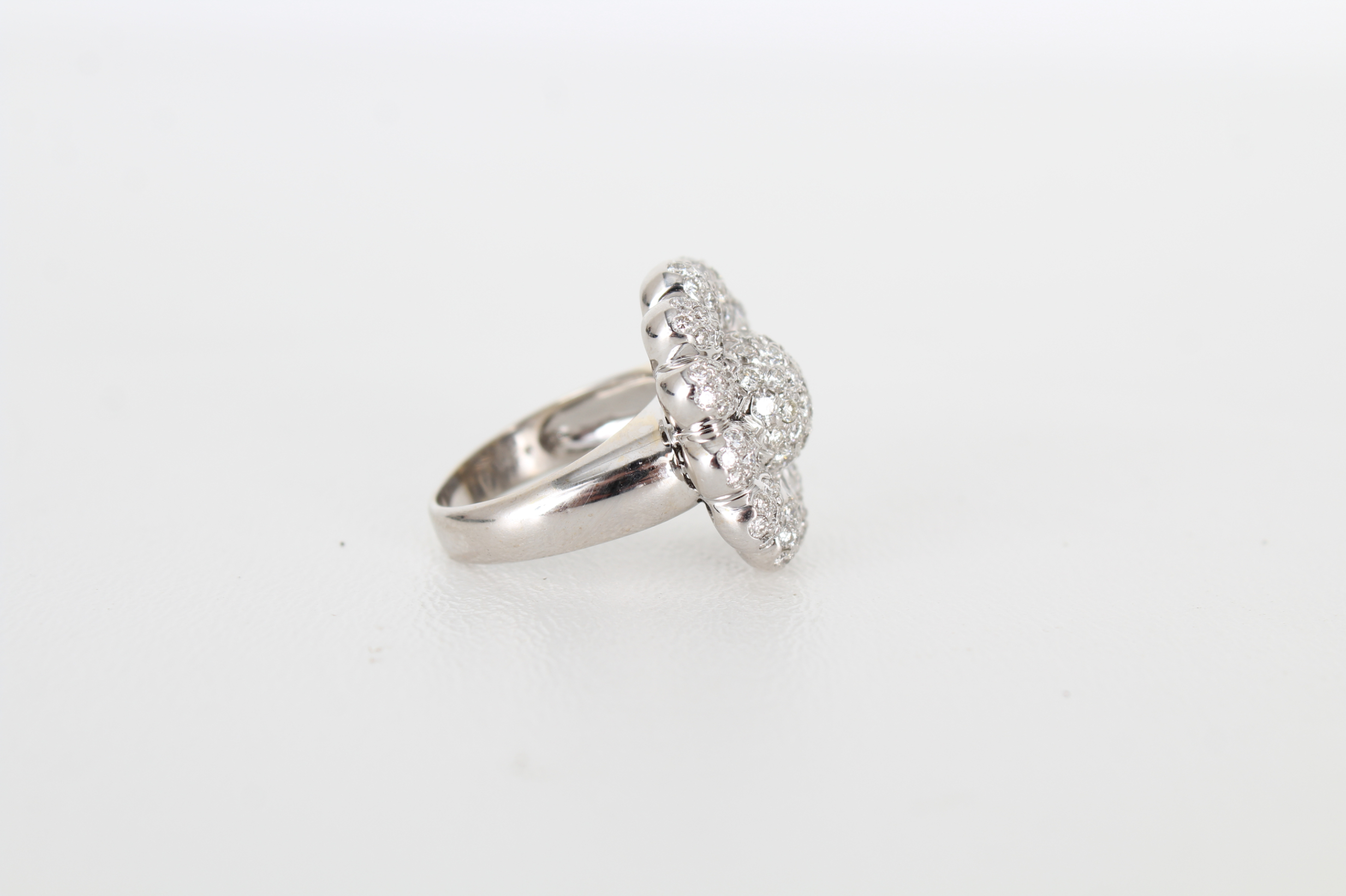 18K White Gold & Diamond Flower Ring - Bild 2 aus 5