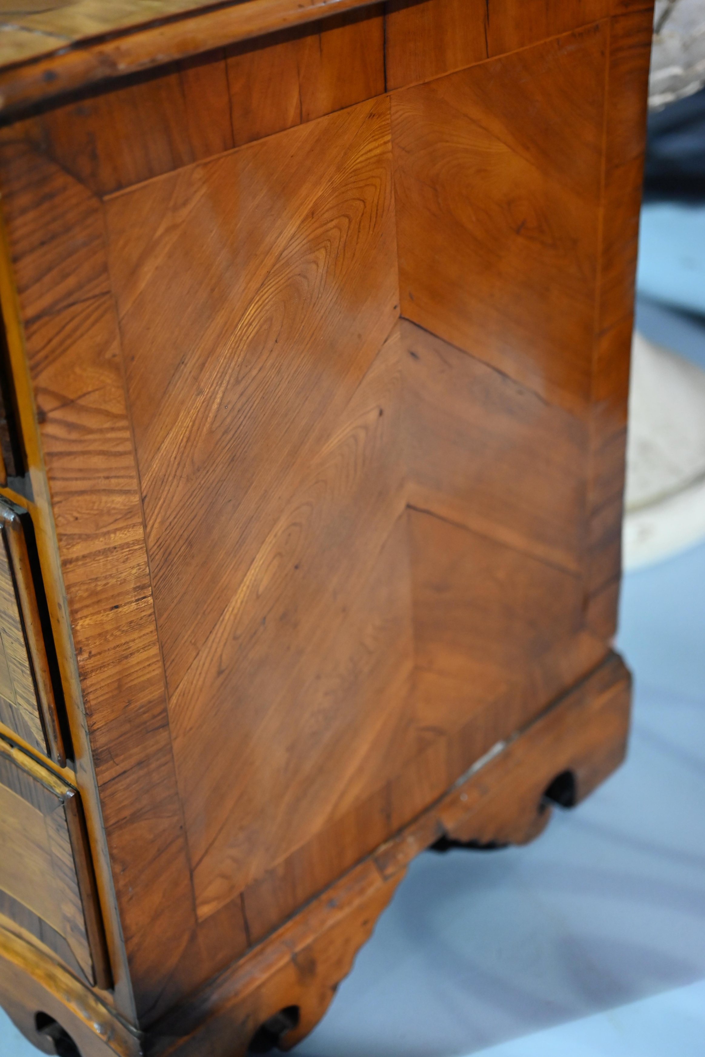 French, 1820's Walnut Chest of Drawers - Image 6 of 8