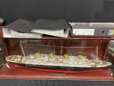 R.M.S. TITANIC: Modern model of the Titanic in display case. 48ins. Plus three folders of Build