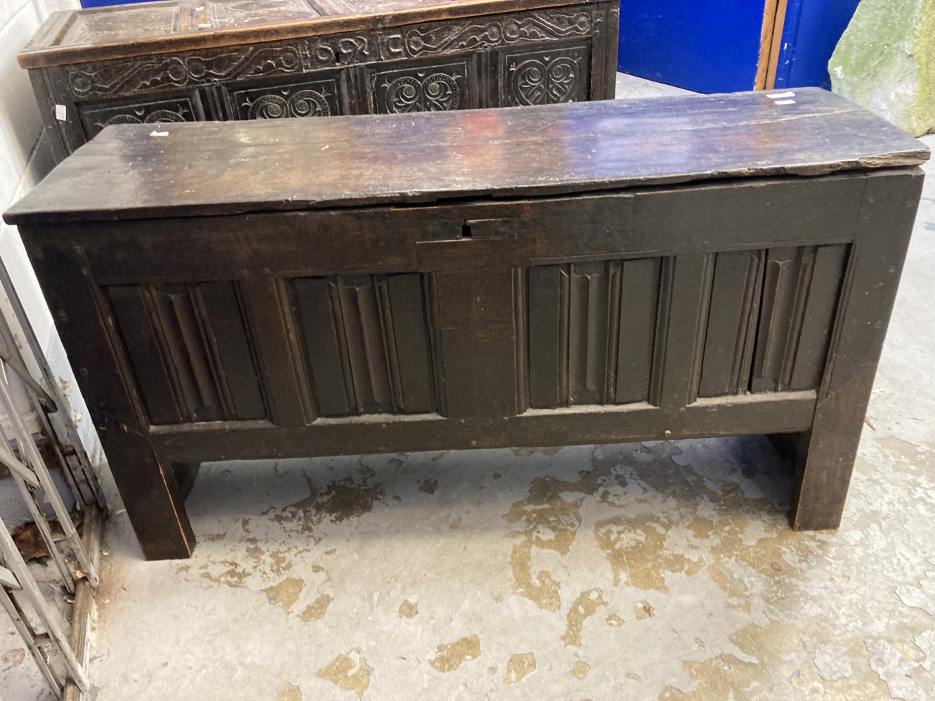 18th cent. English oak coffer with linen fold panels to the front. 45ins. x 14½ins. x 24½ins.