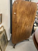 Late 18th/early 19th cent. Mahogany breakfast table on turned column support with splayed tri-feet