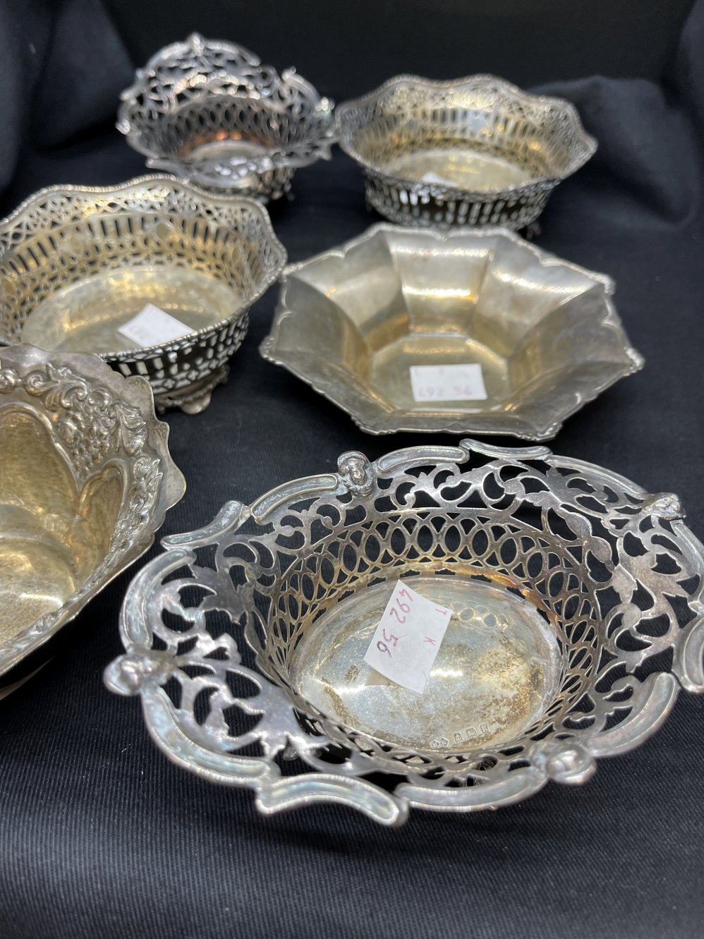 Hallmarked Silver: Collection of bon bon dishes, various patterns and hallmarks. Total weight 14. - Image 3 of 3