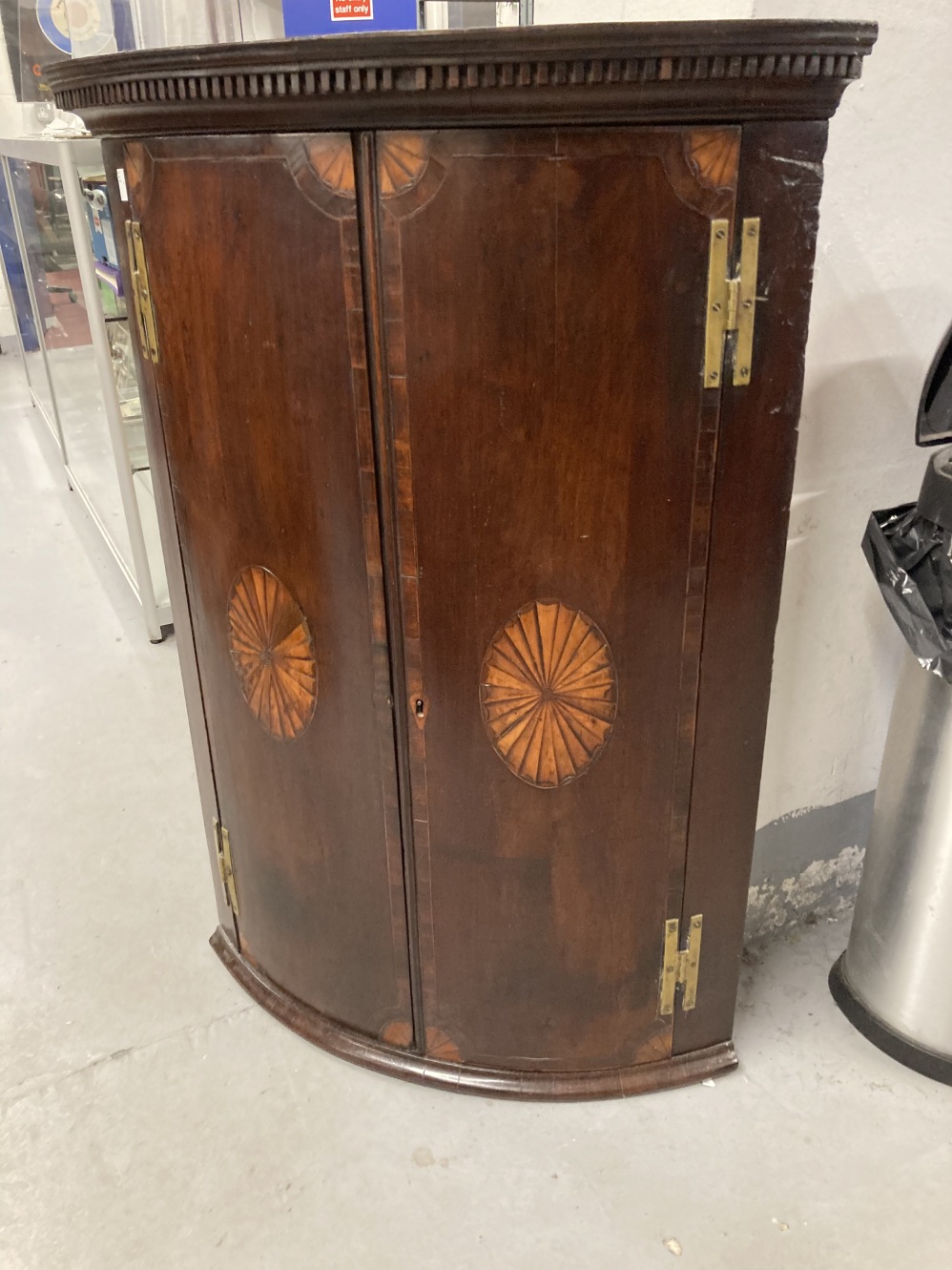 19th cent. Mahogany corner cabinet with fruitwood inlay and acanthus design decoration. 29ins. x