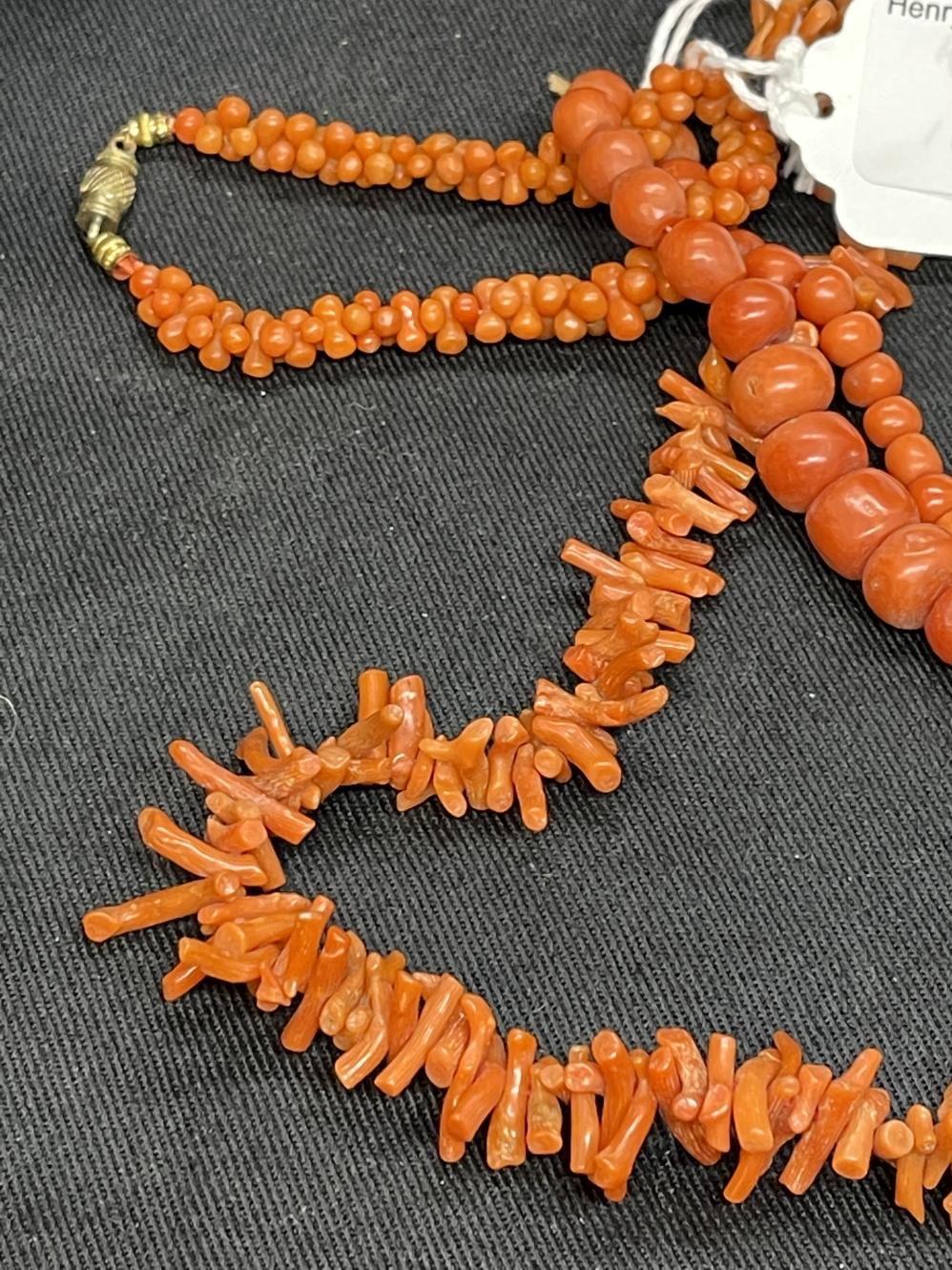 Jewellery: Necklets two coral, one bead and one branch style, plus one bracelet. - Image 2 of 3
