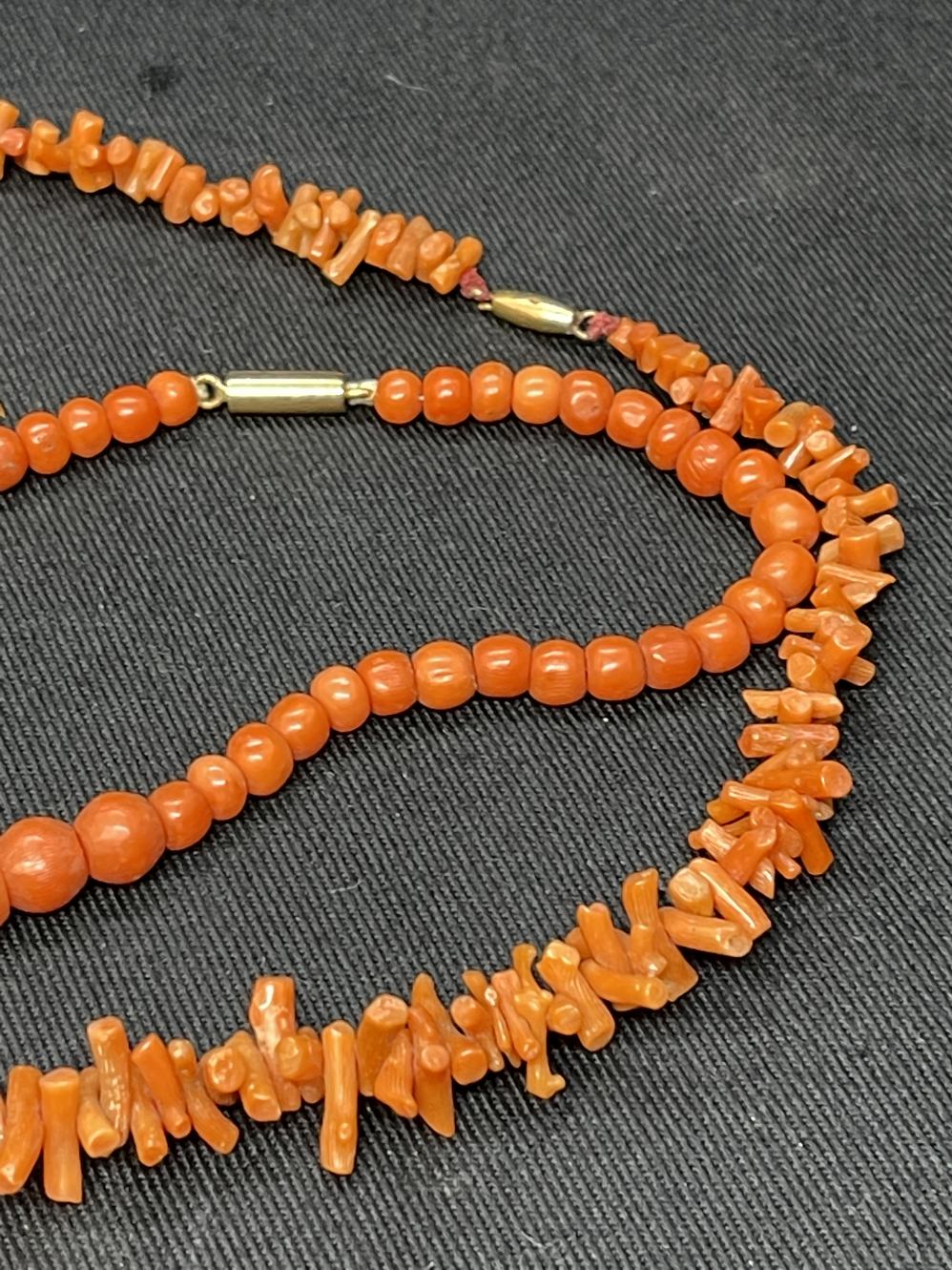 Jewellery: Necklets two coral, one bead and one branch style, plus one bracelet. - Image 3 of 3