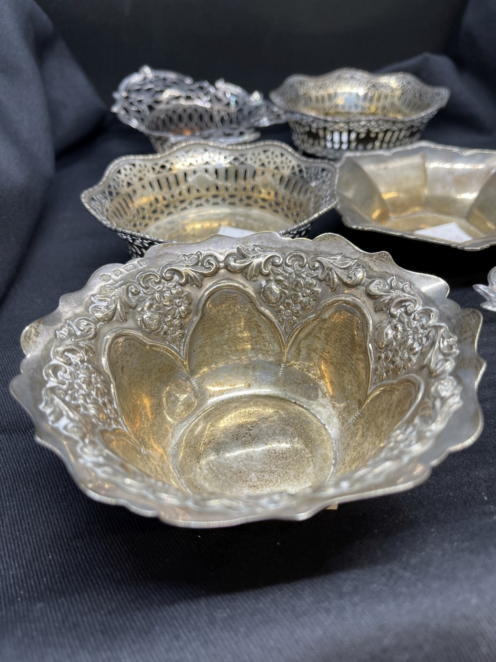 Hallmarked Silver: Collection of bon bon dishes, various patterns and hallmarks. Total weight 14. - Image 2 of 3
