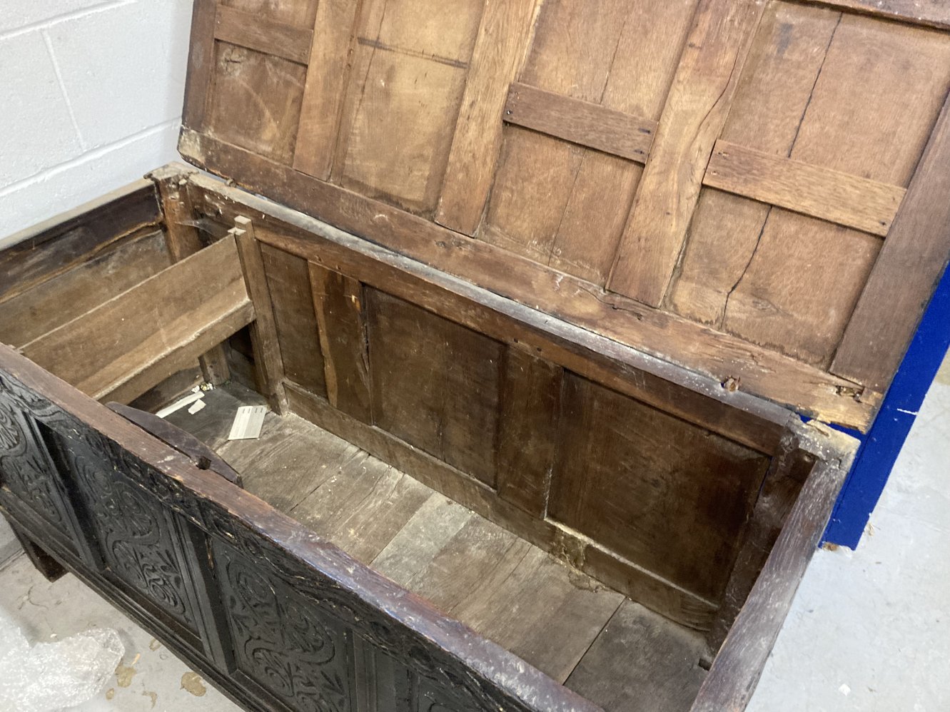 Antique oak coffer with four panelled top and front with carved panels. Carved frieze with date 1692 - Image 4 of 5