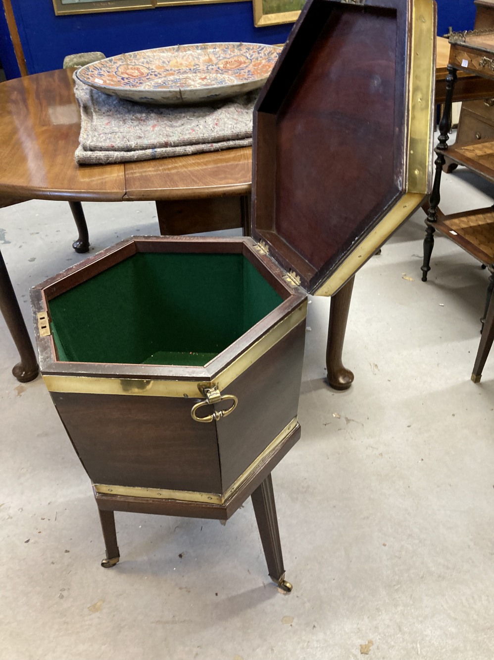 19th cent. Mahogany hexagonal cellaret/wine cooler with brass strapping and side handles on square - Image 3 of 4