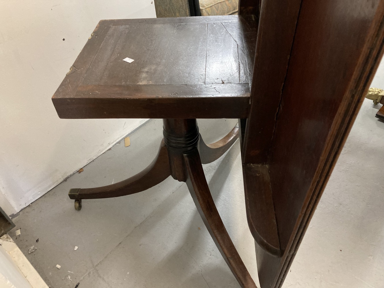 Late 18th/early 19th cent. Mahogany breakfast table on turned column support with splayed tri-feet - Image 2 of 5