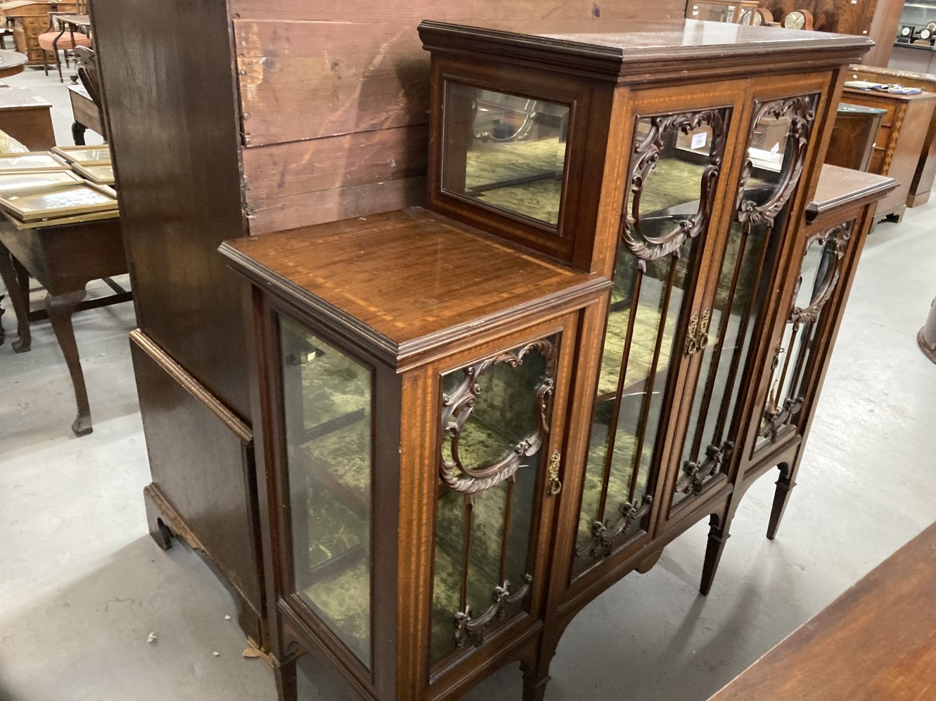 Edwardian inlaid mahogany china display cabinet with three compartments, moulded top and front - Image 4 of 7