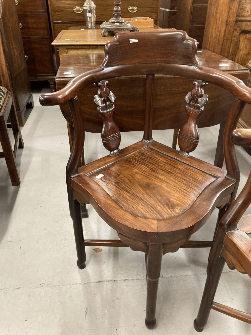 19th cent. Qing Dynasty pair of Chinese hardwood corner chairs the curved backs with two carved - Image 3 of 5