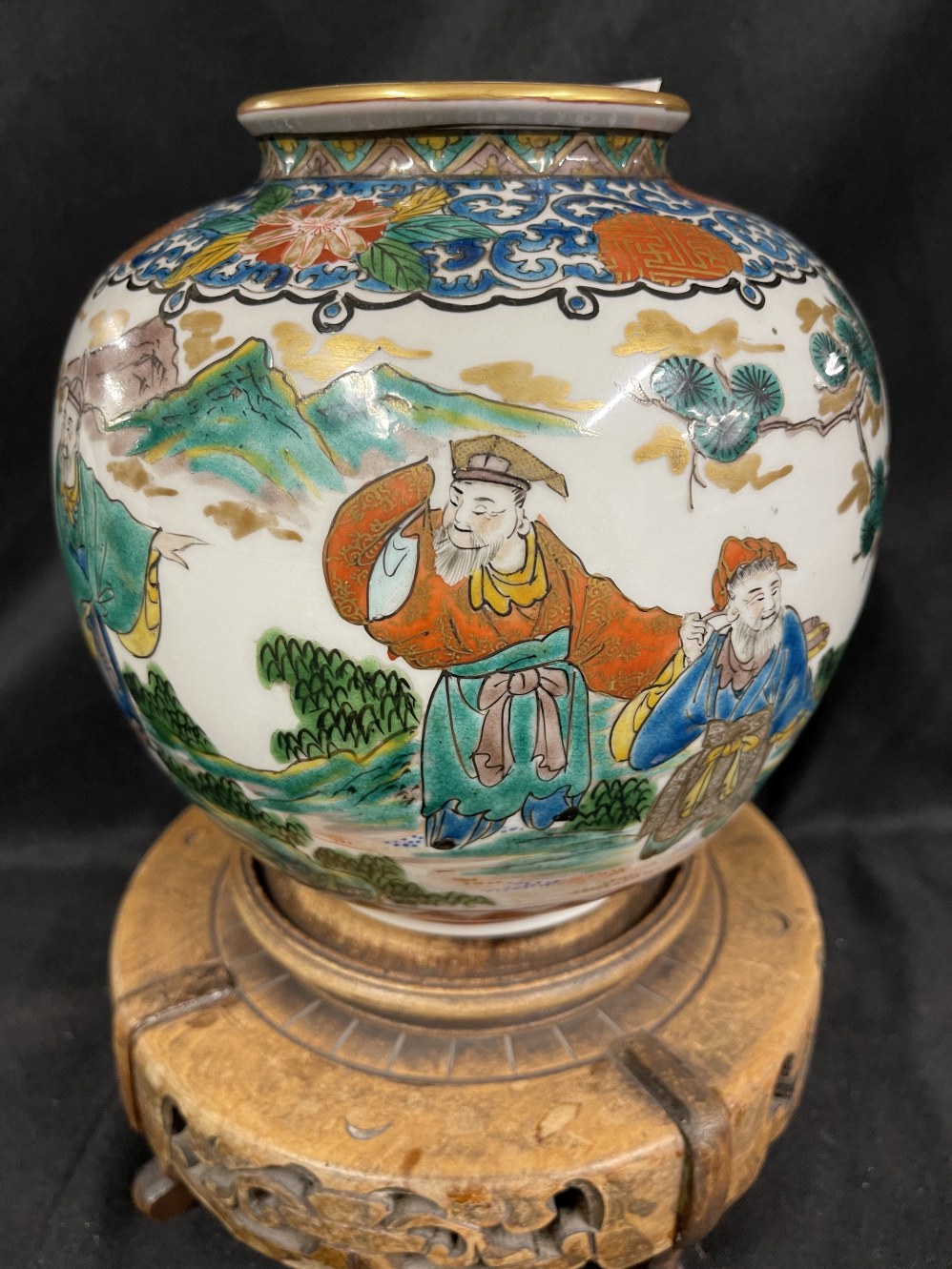 20th cent. Chinese bulbous vase on stand. 10½ins. Including stand. - Image 3 of 3