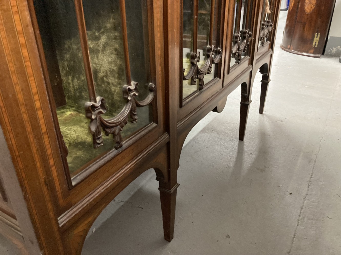 Edwardian inlaid mahogany china display cabinet with three compartments, moulded top and front - Image 5 of 7
