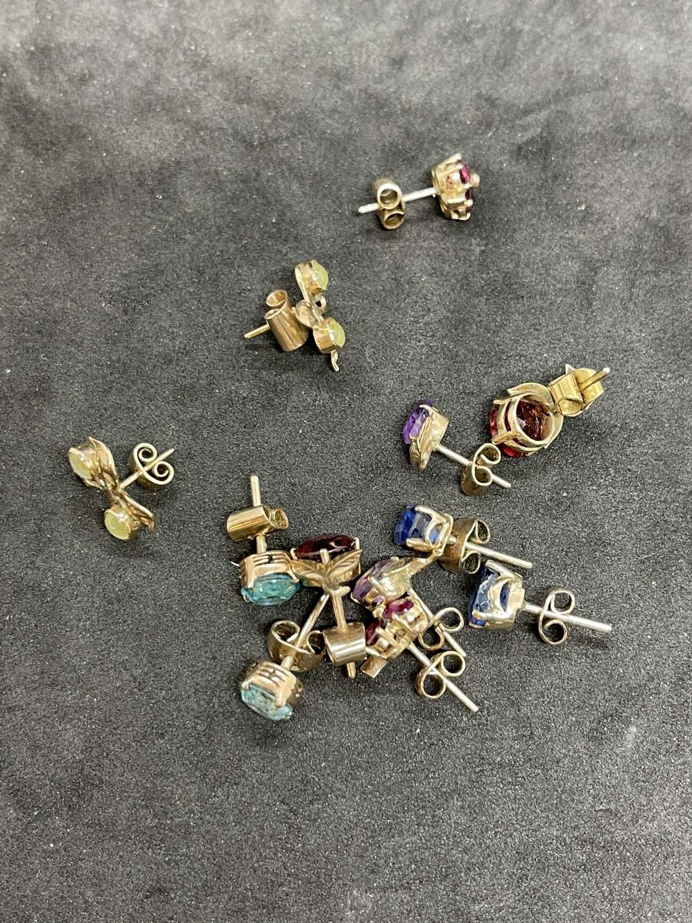 Jewellery: Yellow metal six pairs of stone set earrings garnets, blue zirconia, amethyst, and one - Image 2 of 2
