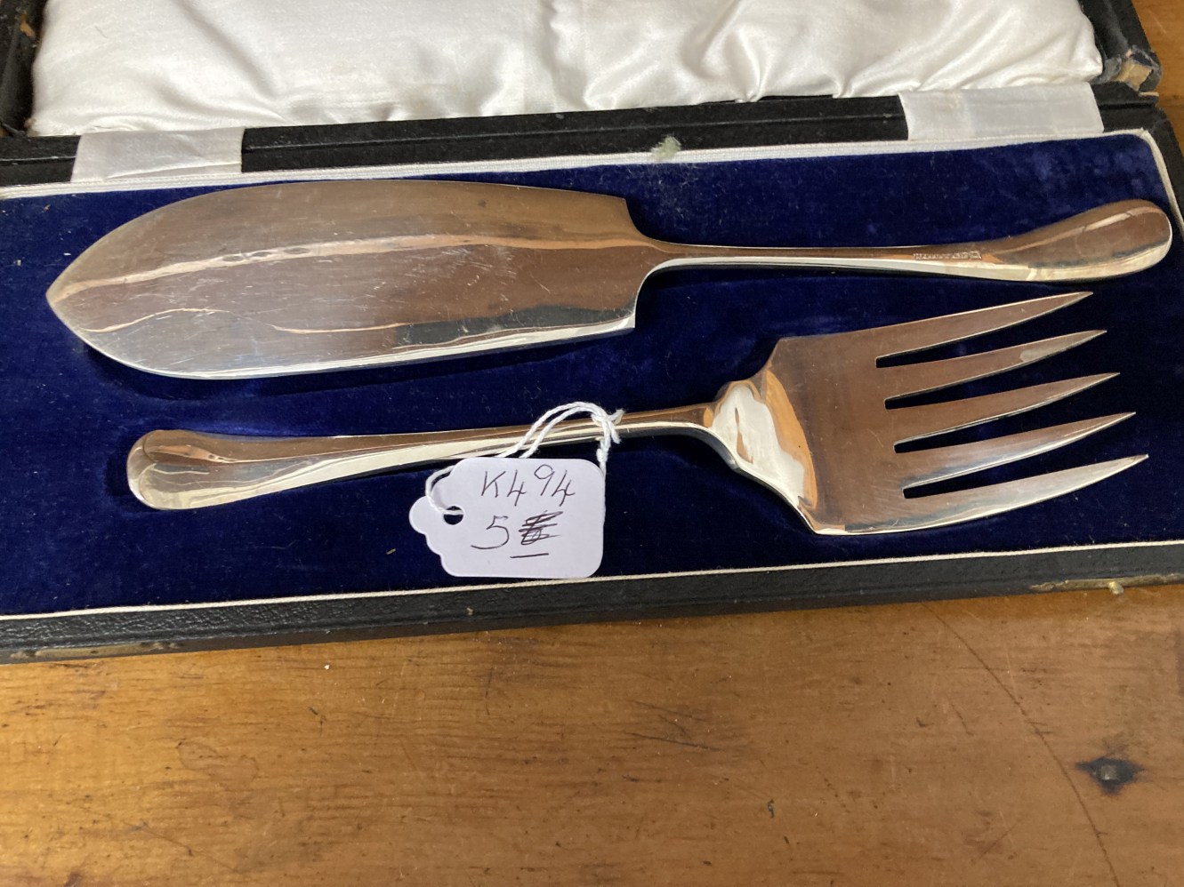20th cent. Electroplate Mappin & Webb serving set, another unmarked, plus six knives and forks, - Bild 2 aus 2