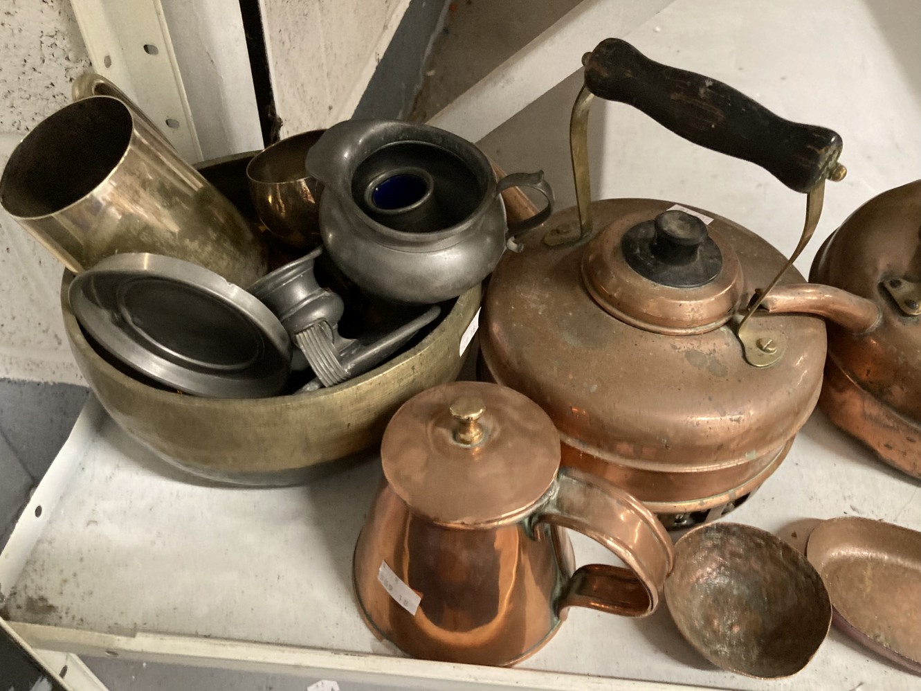 19th/20th cent. Metalware: Copper kettles x 2, chocolate and other pots, decorative mugs x 2, dishes - Bild 2 aus 3