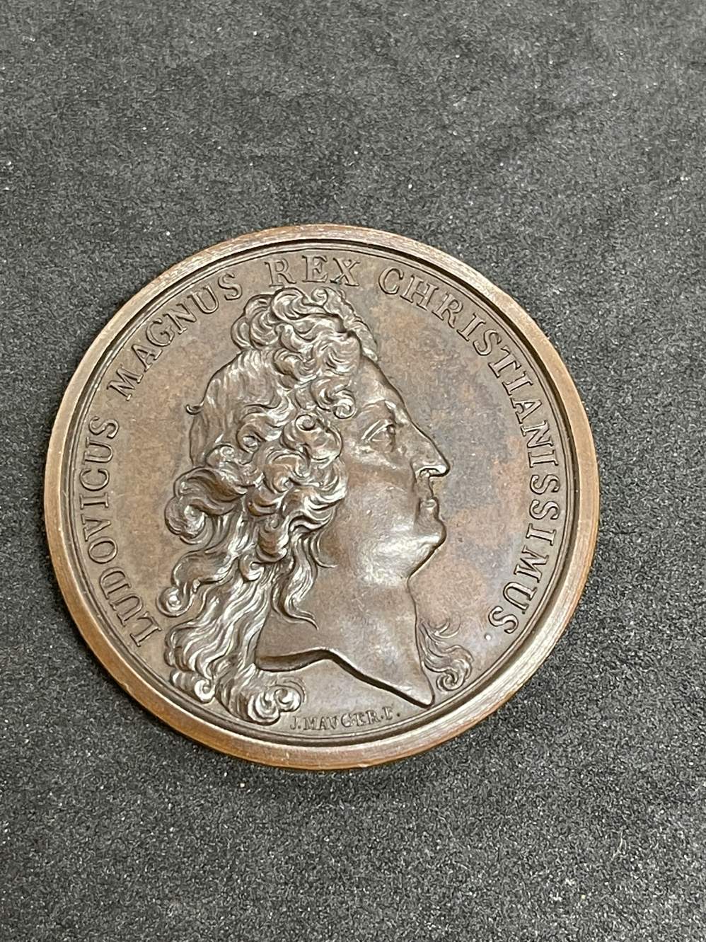 Coins/Medals/USA/Canada/French History: Bronze 1693 Felicitas Domus Augustae. The bust with heavy - Image 2 of 2