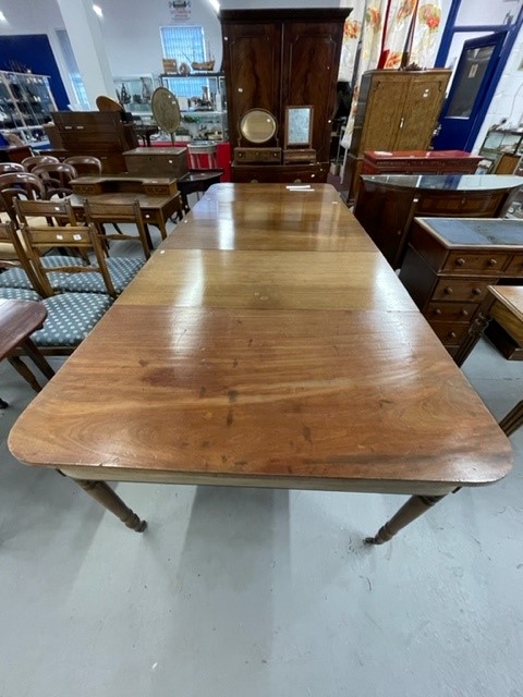 Early 19th cent. Mahogany D end dining table, two D ends and three extension leaves above a frieze