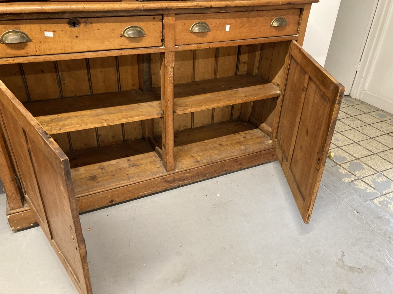 19th cent. Pine dresser the top with moulded cornice and three graduated shelves. The base with - Bild 2 aus 3