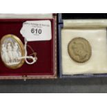 Continental Jewellery: Yellow metal Italian shell cameo stamped 9ct depicting three muses, plain