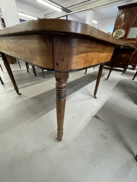 Early 19th cent. Mahogany D end dining table, two D ends and three extension leaves above a frieze - Image 2 of 4