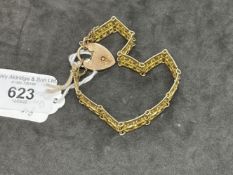 Jewellery: Yellow metal fancy gate link bracelet with padlock fastener. Tests as 9ct gold, stamped