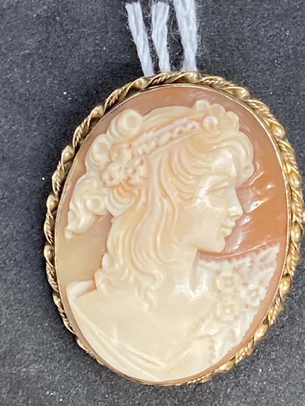 9ct gold cameo brooch. Weight 6.5g.