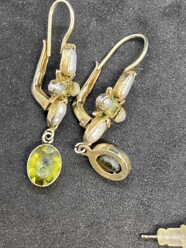 Jewellery: Yellow metal three pairs of silver gilt earrings plus a pair of cultured pearl earrings - Image 2 of 5
