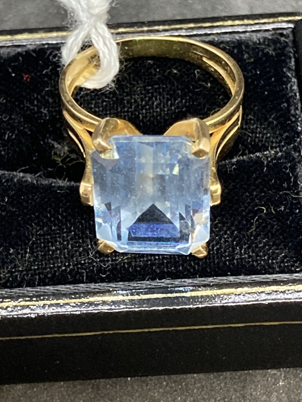 18ct gold ring set with a rectangular blue topaz, estimated weight 8.00ct. Weight 8.3g. - Image 2 of 5