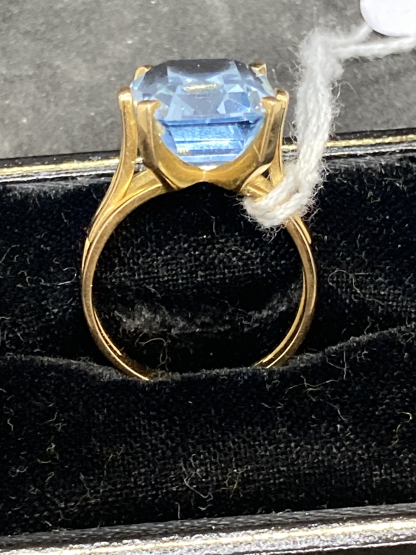 18ct gold ring set with a rectangular blue topaz, estimated weight 8.00ct. Weight 8.3g. - Image 5 of 5