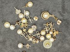 Jewellery: Yellow metal earrings plus a pendant, all set with various sizes of cultured pearls.