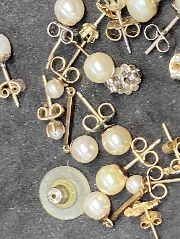 Jewellery: Yellow metal earrings plus a pendant, all set with various sizes of cultured pearls. - Image 4 of 4