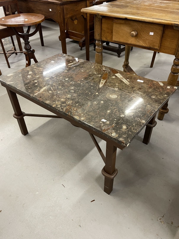 20th cent. Fossil marble coffee table on iron base with four iron stretchers connected with a - Image 4 of 4