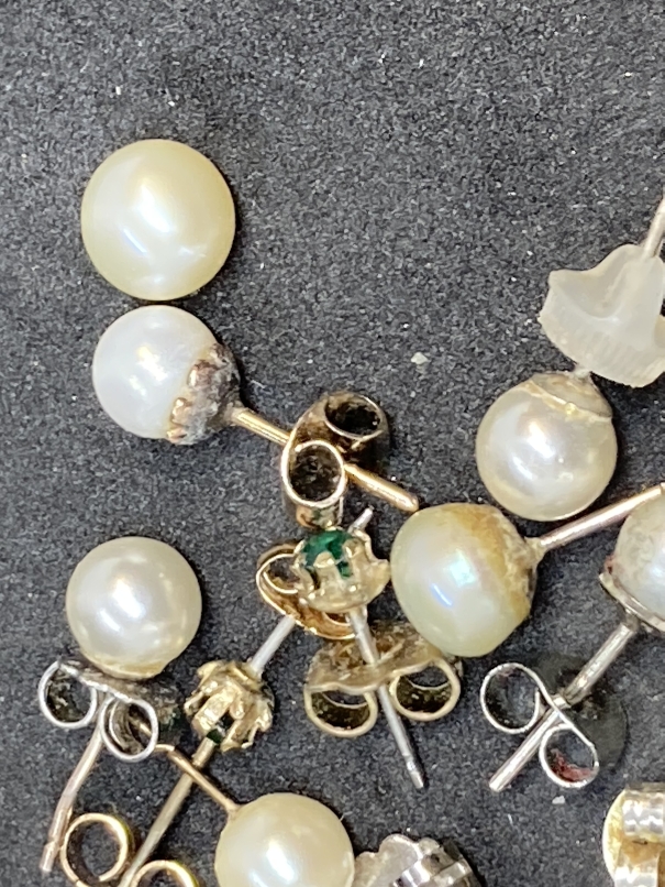 Jewellery: Yellow metal earrings plus a pendant, all set with various sizes of cultured pearls. - Image 3 of 4