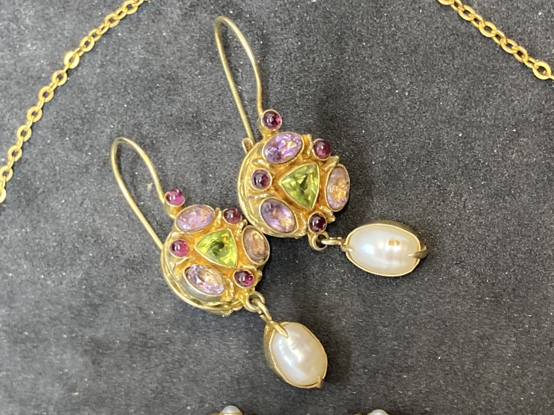 Jewellery: Yellow metal three pairs of silver gilt earrings plus a pair of cultured pearl earrings - Image 4 of 5